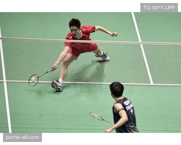 特写:法国残疾运动员参加表演赛,坐式羽毛球展现别样魅力